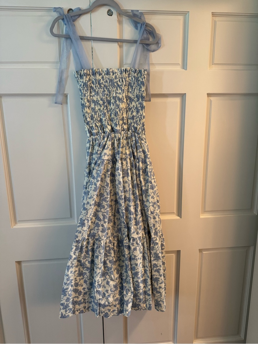 EN SAISON Blue & White Floral Smocked Tie-Strap Midi Dress size S - Picture 4 of 7